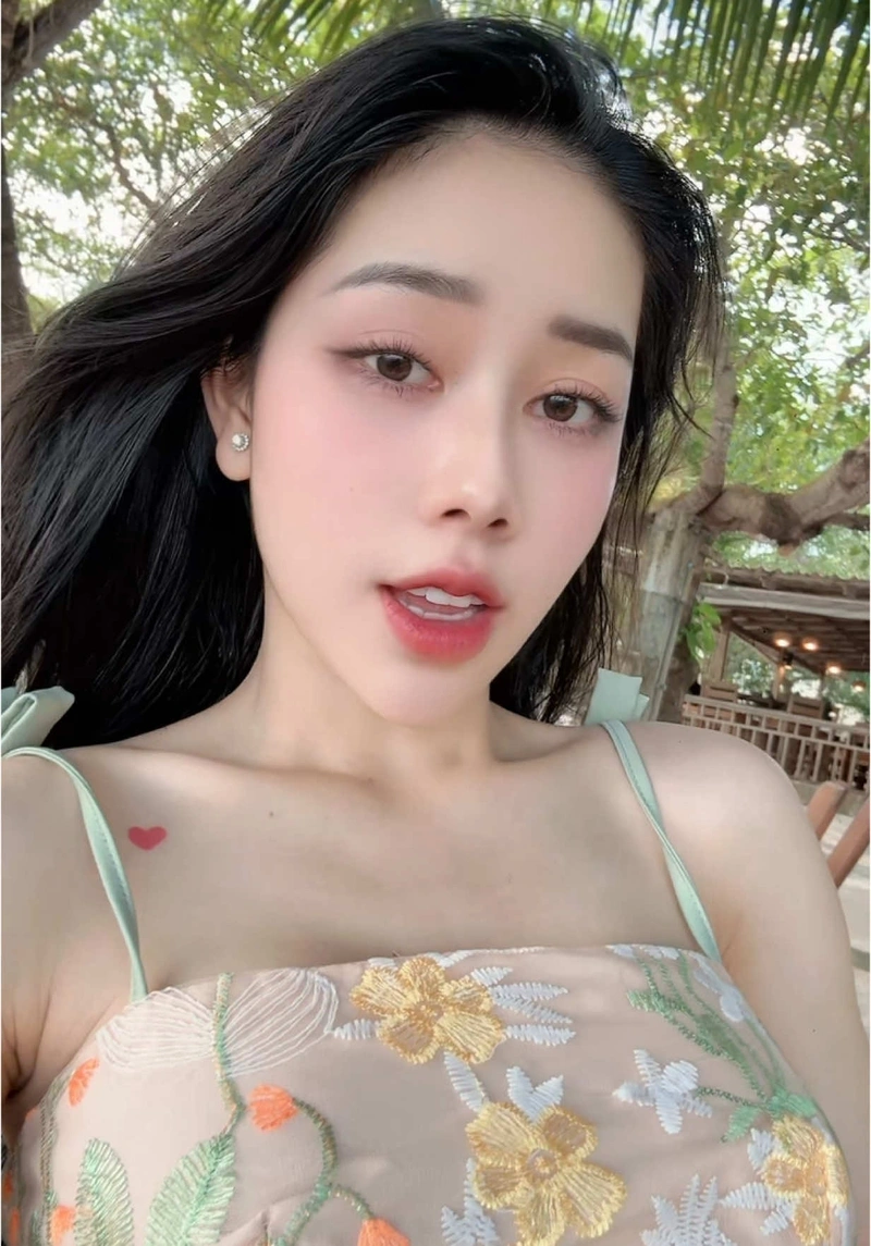 Tuệ Vy cởi đồ lộ ngực to tròn hút hồn