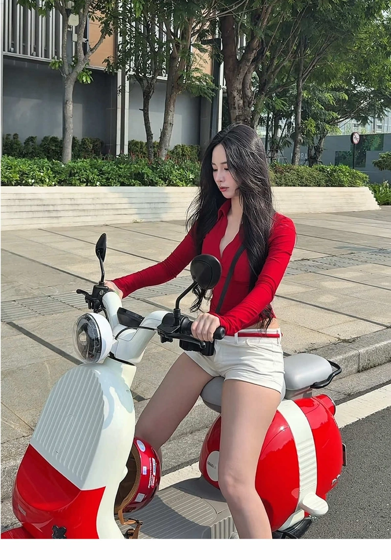Uyên Ni show hàng bikini cực phẩm cuốn hút