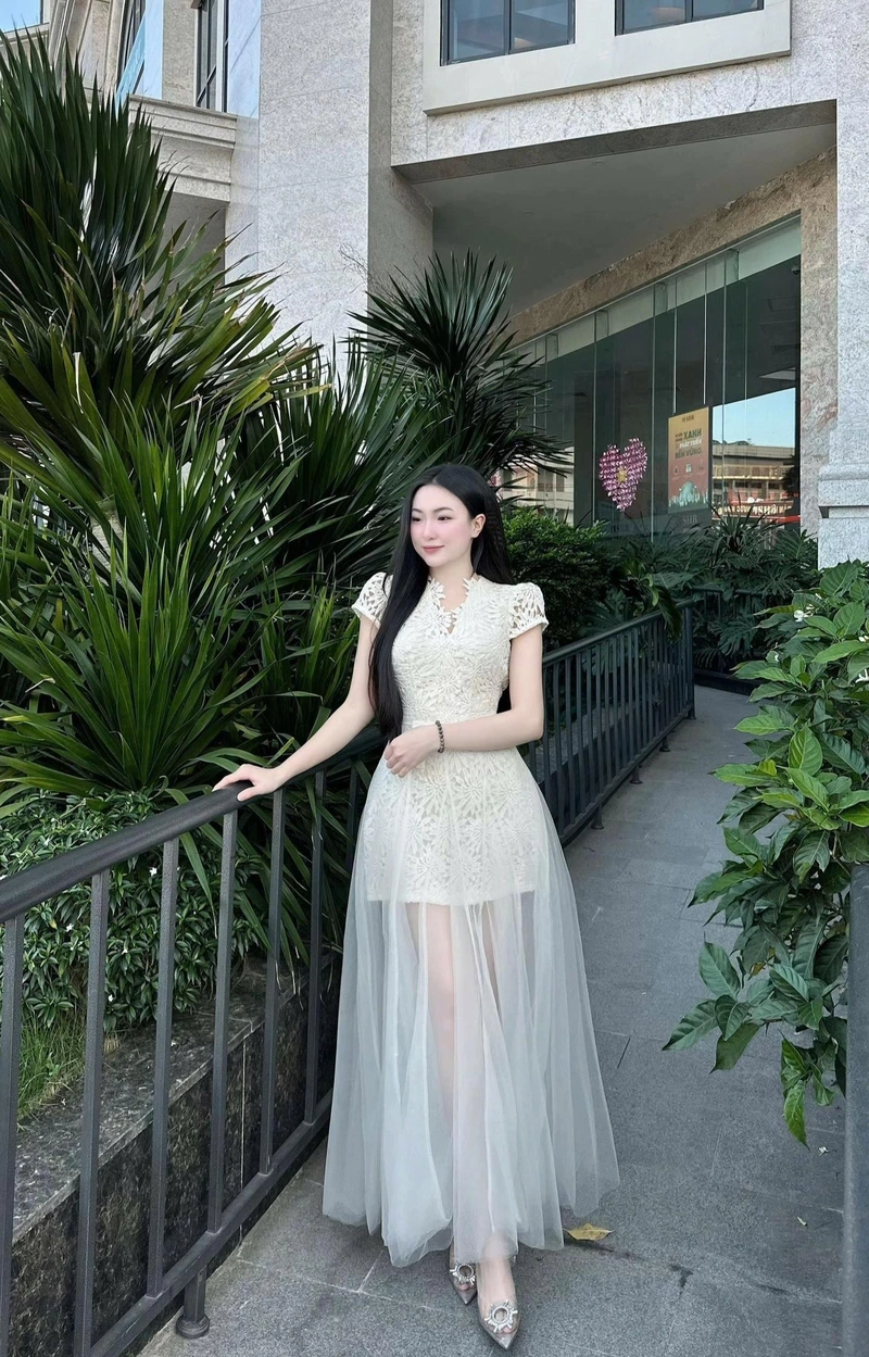 Vóc dáng gợi cảm trong váy lưới mỏng manh