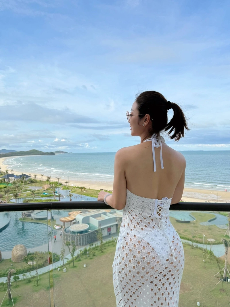 Vóc dáng sexy khoe hàng qua lớp váy lưới