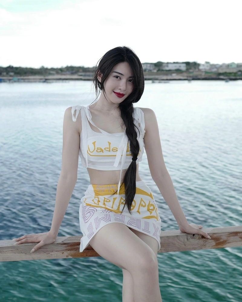 Vòng ba Linh Trương cong quyến rũ
