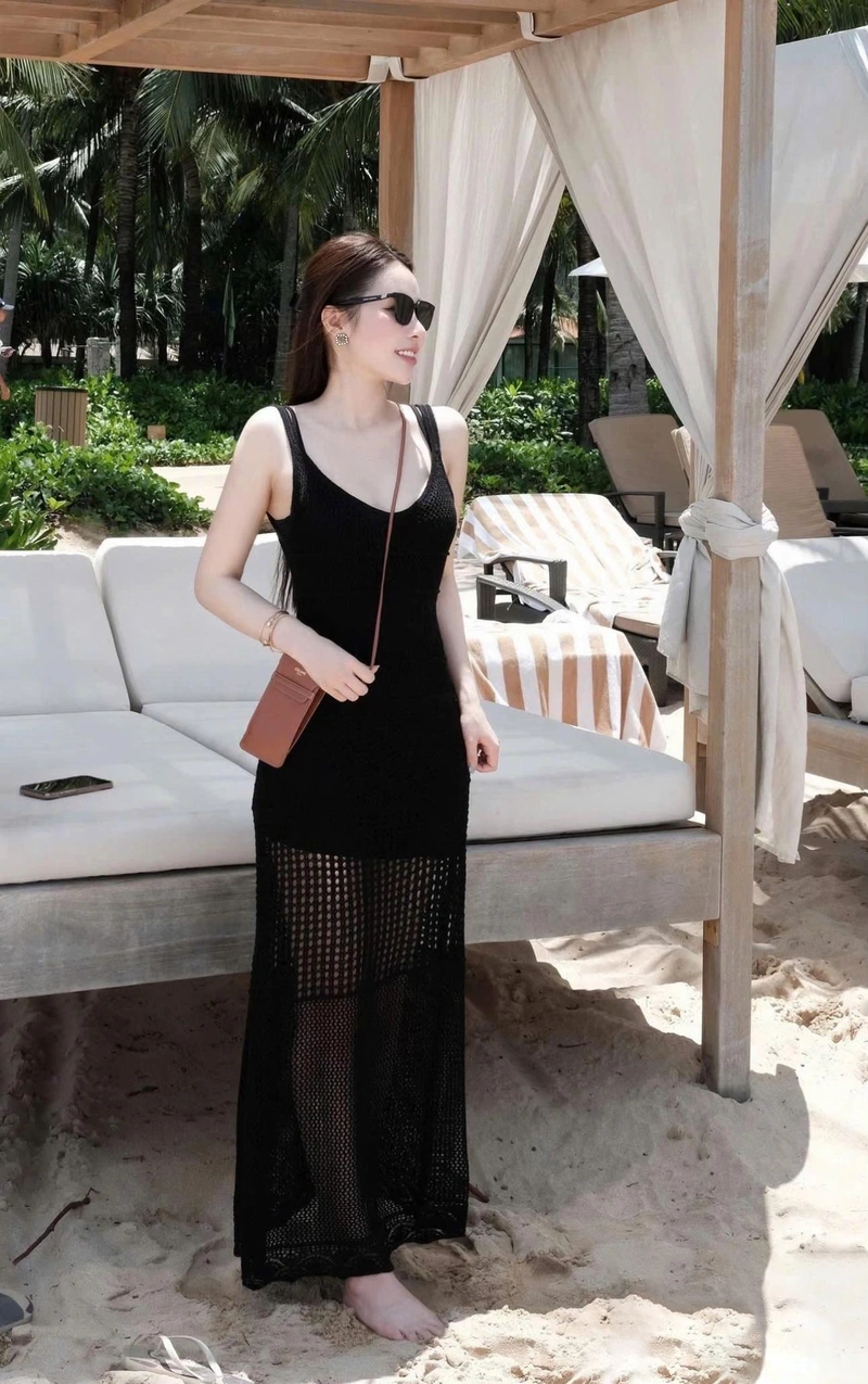 Vòng ba săn chắc của gái xinh váy lưới