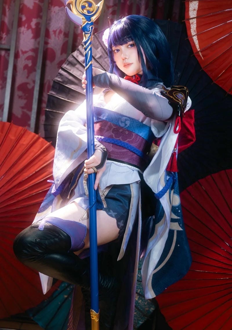 ảnh Raiden Shogun cosplay ánh sáng đẹp