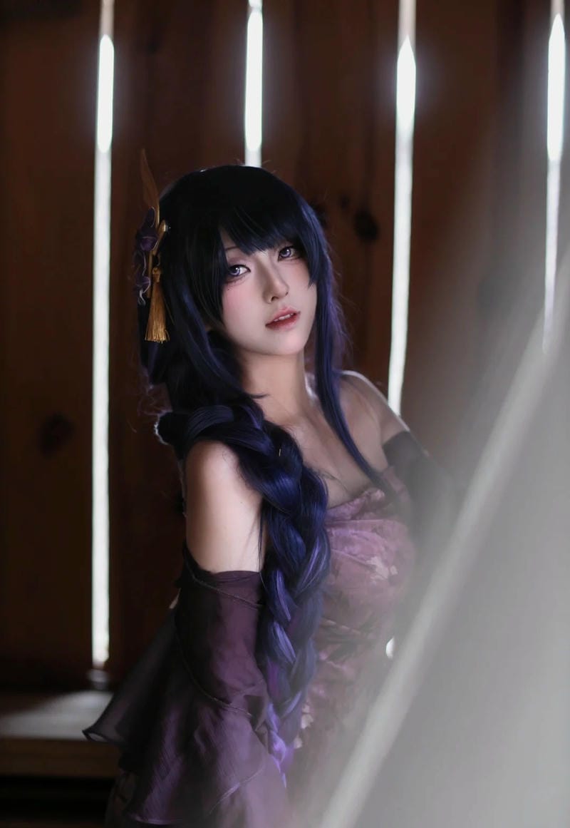 hình cosplay Raiden Shogun sắc tím nổi bật